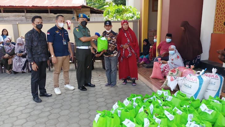 Dandenpom XIV/1 Bone, Bersama Kepala Cabang Bank Mandiri Beri Bantuan Sembako Masyarakat Korban Kebakaran