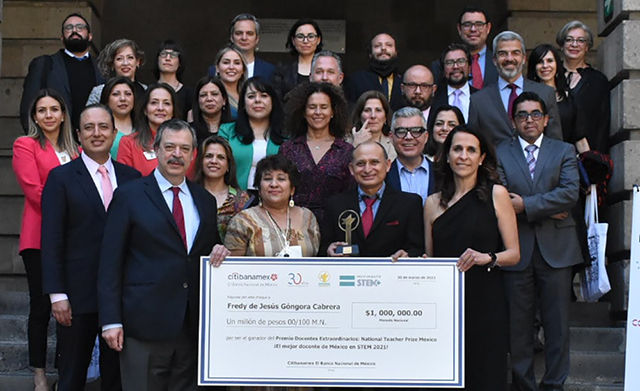 El galardonado es maestro de sexto grado en la escuela primaria "Valentín Gómez Farías"; previamente ganó el premio ABC 2014