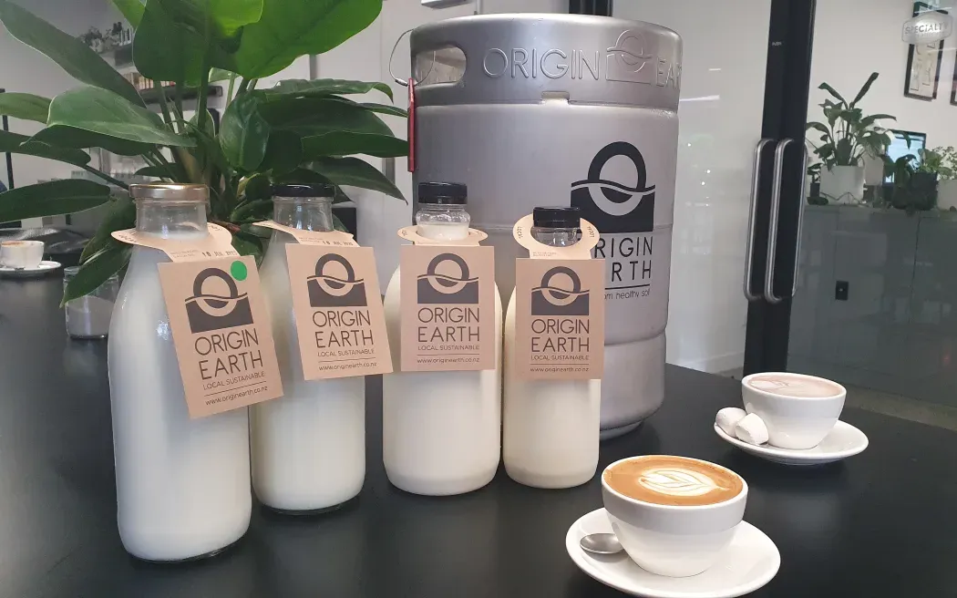 Origin Earth sử dụng chai thủy tinh và thùng đựng sữa có thể tái sử dụng cho các quán cà phê