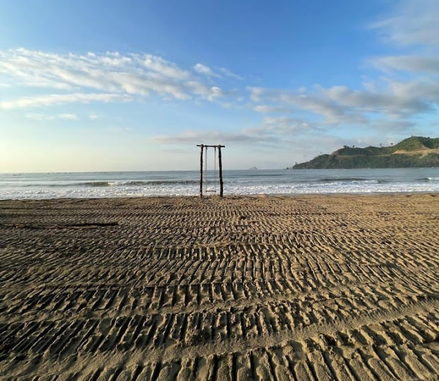 Semilir Resort Pantai Midodaren Tulungagung Daya Tarik