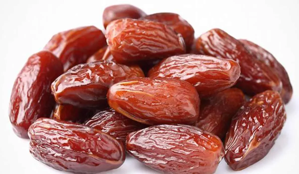 وكالة البيارق الإعلامية التمر (بالإنجليزية: Dates) هو ثمرة أشجار نخيل التمر، وهو إحدى الفواكه الشهيرة بقيمتها الغذائية العالية، وهو فاكهة صيفية تنتشر في الوطن العربي، وقد اعتمد العرب عليه قديماً في حياتهم اليومية، وله الكثير من الفوائد الهامة، تعرف على فوائد التمر لكفة أجسام الجسم. يوجد تمر مختلف الألوان والأشكال، ويكون شكل التمر المشهور بيضاوياً ويتفاوت مقاسه ما بين 20-60 مم طولاً و8-30 مم قطراً، وتتكون الثمرة الناضجة من نواة صلبة محاطة بغلاف ورقي يسمى القِطمير يفصل النواة عن القسم اللحمي الذي يؤكل.  فوائد تمر العجوة لتمر العجوة الكثير من الفوائد الهامة، ومن فوائد التمر التالي:  يمد الجسم بنسبة عالية من البروتينات والمعادن والفيتامينات مثل فيتامين أ، وب1، وب2​​، وهي مكونات مهمة لبناء أنسجة الجسم والعضلات.  يساعد في شفاء الكبد من العديد من الأمراض الطفيلية، وهو دواء جيد لالتهاب الكبد لاحتوائه على فيتامينات ب2.  يساهم في تأخير علامات الشيخوخة إذ يوفر المناعة ضد إجهاد الدماغ والجسم.  سهل الهضم ويحفز البول وينظف الكلى ويفيد الكبد.  فعال في الوقاية من فقر الدم وسرطان المعدة.  يقوي الجهاز العصبي ويزيد من إنتاج الطاقة. فوائد التمر للجسم تحتوي حبات التمر على العديد من العناصر الغذائية التي تعطي فوائد صحية مختلفة لجسمك تعرف عليها وعلى كيف يؤثر التمر على صحة الدماغ ومن أهمها:  يخفض نسبة الكوليسترول: يمكن أن يقلل من الكوليسترول الضار ويساعد على إدارة وزنك.  غني بمضادات الأكسدة المقاومة للأمراض: يوفر أنواعاً مختلفة من مضادات الأكسدة لعلاج الأمراض المختلفة؛ لذا يمكنه حماية خلاياك من الجذور الحرة التي قد تسبب تفاعلات ضارة في جسمك وتؤدي إلى الإصابة بالأمراض.  تقوية العظام: لأنه غني بالنحاس والسيلينيوم والمغنيسيوم وهي عناصر مغذية مهمة للغاية للحفاظ على صحة العظام ومنع الاضطرابات العظمية.  كما أنه غني بفيتامين ك الذي يساعد على تنظيم تجلط الدم ويساعد في علاج أمراض العظام الأيضية (الاستقلابية).  يعزز صحة الدماغ: يحتوي التمر على مادة الكولين و أيضاً فيتامين ب المفيدة جداً لعملية التعلم والذاكرة، خاصة عند الأطفال المصابين بمرض زهايمر الطفولة.  يسيطر على مرض السكري: تشير العديد من الدراسات والأبحاث إلى أنه مفيد لتقليل مستويات السكر المرتفعة عن الطبيعي في الدم. فوائد التمر للشعر هناك العديد من فوائد التمر للشعر إذا استخدم وحده أو مع بعض الإضافات الأخرى وهي:  يعالج فروة الرأس ويجعل مظهر الشعر جميلاً: فزيت التمر، إذا استخدم مع زيت الزيتون وزيت الجوجوبا يمكن أن يرطب جذور الشعر ويفيد في علاج فروة الرأس.  يجعل ملمس الشعر كثيفاً ولامعاً: يمكن أن يعمل كمضاد للأكسدة وهذا ما يحتاجه الجسم ليعمل بشكل طبيعي أيضاً. وتسمح الدورة الدموية الجيدة لنسيج شعرك أن يصبح أكثر سمكاً ولمعاناً وجمالاً خلال فترة قصيرة جداً.  يغذي الشعر: مصدر جيد لفيتامين ب اللازم لشعر صحي وناعم؛ إذ يؤثر نقص الفيتامين إلى هيشان الشعر وجفافه.  يساعد على تنعيم الشعر: مفيد للحفاظ على الشعر صحي وقوي.  يقلل من تقصف أطراف الشعر: لأنه يحتوي على فيتامين أ وفيتامين ب مما يساعد في الحصول على شعر ناعم وأكثر صحة. فوائد التمر للبشرة يحتوي على فوائد كثيرة للبشرة ومن أهم هذه الفوائد:  يحتوي على فيتامين ج: فهو يجعل البشرة ناعمة، كما أنه يحتفظ برطوبة الجلد ويزيد من مرونته.  يساعد البشرة لتبدو أكثر شباباً وانتعاشاً.  غني بفيتامين ب: الضروري لعلاج اضطرابات الجلد، كما أنه مفيد لتسريع عملية علاج أنواع مختلفة من الجروح والإصابات.  تحسين تأثيرات حرق الجلد بسبب الشمس: إذ يمكن أن تحمي مضادات الأكسدة بشرتك من الجذور الحرة والأشعة فوق البنفسجية.  يستخرج منه زيت النخيل: ويعد من أفضل الزيوت لتدليك البشرة، ويمنع تقدم علامات الشيخوخة كما أنه فعال في الحد من الندبات. فوائد التمر للرجيم يعدُّ التمر مفيداً في حال كنت تتبع حمية غذائية، فهو غني بالعناصر المغذية والبروتينات، وفيما يلي بعض الأسباب التي تجعل التمر مفيداً في الحمية الغذائية:  يخفض الكوليسترول: لأنه خالٍ من الكوليسترول، ويحتوي على القليل من الدهون ويساعد على إنقاص الوزن.  غني بالبروتين: لذا يساعد في الحفاظ على اللياقة البدنية والقوة العضلية، وينصح ممارسي الرياضة بتناول حبات من التمر يومياً.  غني بالفيتامينات: مثل فيتامين ب1، وب2، وب3، وب5 بالإضافة إلى فيتامين أ وج، مما يساعدك على الحفاظ على صحتك ، وعلى مستويات الطاقة لديك أيضاً لاحتوائه على سكريات طبيعية مثل الجلوكوز والسكروز والفركتوز. فوائد التمر على الريق قتل الديدان المعوية: تناوله في الصباح على الريق يساعد على التخلص من الطفيليات ويقوي القلب ويطهر الكبد ويغذي الدم.  اكتساب طاقة فورية: يساعد المريض على استعادة قوته بعد مرض طويل ويساعد أيضاً في معالجة شلل العصب الوجهي.  يعالج الإمساك: ويعزز حركة الأمعاء المنتظمة.  يشعرك بالشبع طوال اليوم دون الشعور بالجوع: كما يساعد في تحسين أداء الجهاز القلبي الوعائي وتقوية جهاز المناعة وزيادة الكفاءة والحيوية. فوائد التمر للرضع يحتوي التمر على العديد من الفوائد للرضع (بعد استشارة الطبيب وبعد عمر الستة أشهر) ومن أهم هذه الفوائد:  مليء بالعناصر الغذائية الأساسية والمعادن والبروتينات التي تضمن نمو الطفل وتطوره.  يحتوي على كمية كبيرة من الحديد وبالتالي يحمي الطفل من نقص الحديد أو فقر الدم. يُعدُّ المُحلي الطبيعي الممتاز والسكريات الطبيعية الموجودة في التمر معززاً للطاقة لدى الأطفال.  مضادات الأكسدة الموجودة فيه تساعد في مكافحة الأمراض عند الرضع والأطفال.  مصدر جيد للألياف الغذائية ويحارب الإمساك عند الأطفال بسهولة. فوائد التمر للأطفال الطفولة هي مرحلة النمو؛ لذا فهي تحتاج إلى كمية وافرة من العناصر الغذائية، ويساهم في توفير الكثير من هذه العناصر، ومن أهم فوائد الرطب للأطفال:  يكافح مشاكل الأمعاء والمعدة: الأطفال عرضة للعديد من مشاكل الأمعاء والمعدة بسبب تناول الوجبات السريعة ورقائق الشيبس والبسكويت، لذلك يمكنك إعطاؤهم التمر المنقوع كل صباح.  يمد الجسم بالطاقة: الطفولة هي الوقت المناسب لتناول الطعام والنمو، إذ يحتاج الأطفال إلى الكثير من الطاقة لإكمال جدولهم اليومي.  يعمل كمكمل غذائي إضافي: خاصة أثناء الحمى والجدري.  يحسن الرؤية: يحتوي على نسبة جيدة من فيتامين ج الذي يحسن الرؤية لدى الأطفال. فوائد التمر للنساء يساعد المرأة الحامل على التخلص من التعب خلال فترة الحمل، كما يساعد في نمو الجنين بشكل صحيح ويمنع حدوث التشوهات.  يساعد على التخلص من مشاكل الإمساك والبواسير التي تحدث في فترة الحمل لاحتوائه على الألياف التي تساعد في تقليل تسمم الحمل.  يساعد على تسهيل الولادة وتقليل الألم عند الولادة، وبعد الولادة يساعد في إيقاف النزيف.  يمد جسم المرأة بفيتامين د، ويساعد في علاج عظام الحوض الرخوة، كما يساعد المرأة المرضعة على زيادة كمية الحليب.  يحتوي دبس التمر على الألياف والمعادن التي تساعد على زيادة كثافة الشعر ونموه وزيادة جماله والحفاظ على قوته، كما يحتوي على جميع الفيتامينات الأساسية التي تعالج تشققات الجلد وتنقي البشرة.  يساعد في علاج وتقليل الاضطرابات التي تحدث قبل الدورة الشهرية مثل الاضطرابات النفسية كالقلق والتوتر والاكتئاب.  يساعد النساء ذوات الوزن الزائد على إنقاص الوزن بسرعة من خلال اتباع نظام غذائي صحي من التمر، إذ يحتوي على ألياف تزيد من الشعور بالشبع. يعد التمر من أكثر الأطعمة المفيدة للجسم، إذ يحتوي على الكثير من المعادن والفيتامينات التي تمد الجسم بالطاقة؛ لذا فإن فوائد التمر عديدة للنساء والحوامل فهو يقلل من آلام المخاض ويساعد على مواجهة ما ينجم عن الولادة من مضاعفات كالنزف، كما يساعد المرضعة على زيادة كمية الحليب؛ لذا حاول أن يكون التمر مكوناً أساسياً من جدول غذائك اليومي.