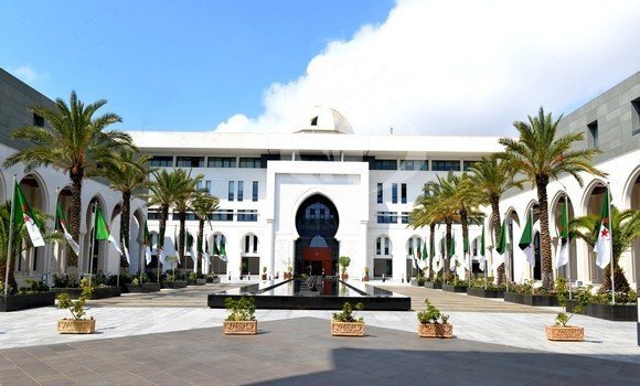 الجزائر تستدعي سفيرها في ياماسوكرو، إثر التصريحات المبطنة لوزير خارجية ساحل العاج. 