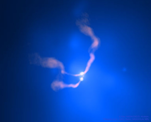 Hai hố đen khiêu vũ 3C 75. Hình ảnh: Tia X: NASA/CXC/D. Hudson, T. Reiprich et al. (AIfA); Sóng vô tuyến: NRAO/VLA/ NRL.