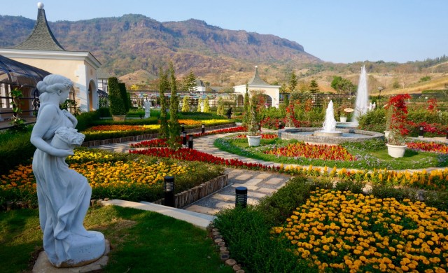 The blue sky garden