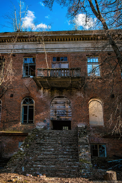 Широкая лестница в заброшенное кирпичное здание