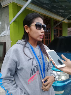 Sekretaris Cabang GMKI Tual, Nia Yanwarin, ketika diwawancarai Marrinnews.com di sela-sela aksi penggalangan dana, Kamis (08/04/2021) siang. Foto: Ones Kowarin