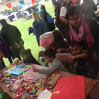 Children seated at the craftvtable