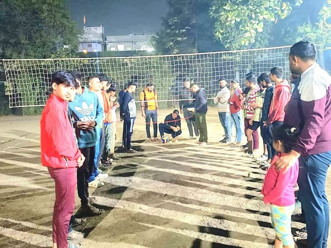 युवा वर्ग द्वारा रात्रि कालीन वाँलीबाल अभ्यास प्रारंभ