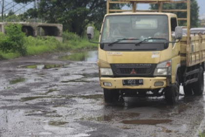 Pengendara keluhkan jalan arteri Porong Sidoarjo yang rusak parah