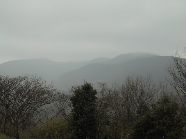 雨の日の孝霊山