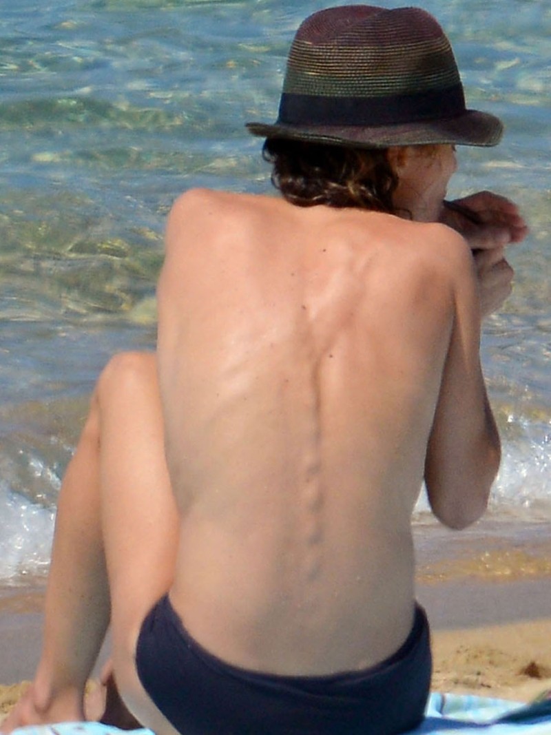 Vanessa-Paradis-Topless-Boobs-Wearing-Bikini-At-Corsica-Beach-01.jpg