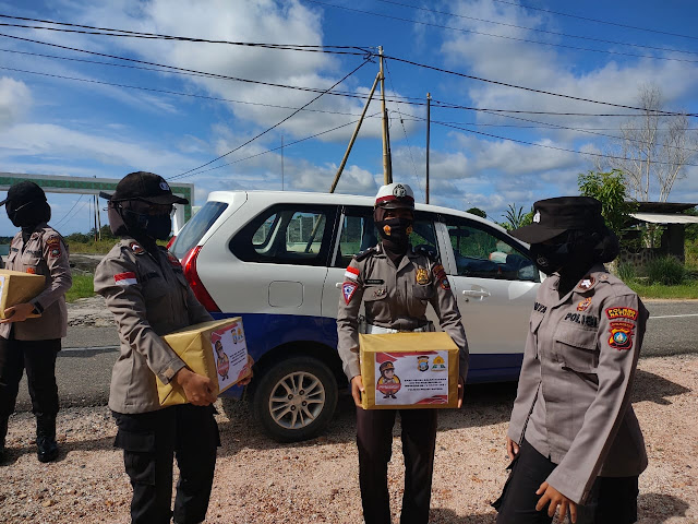 Polwan Polres Natuna Berikan Bantuan kepada Warga Tidak Mampu di Puak Kelurahan Ranai