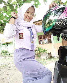 Siswi SMA Cantik Berjilbab