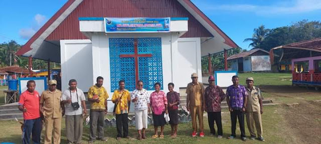 Herry Ario Naap Beri Baju dan Sembako Dukung Sidang XIV Klasis Biak Barat