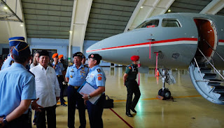 Perkuat Alutsista, Menhan Prabowo Tinjau Pesawat Interm Falcon 7X dan 8X TNI AU