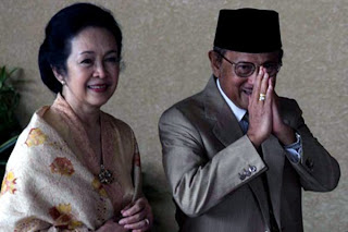 <img alt='Habibie dan Ainun' src='http://i46.tinypic.com/qy9v5t.jpg'/>