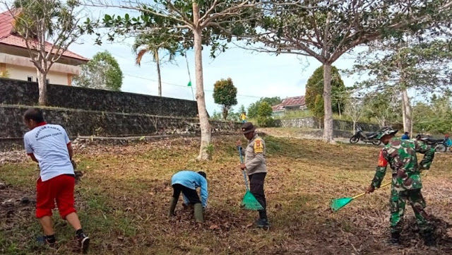 Sambut HUT ke-17 Kecamatan Bunguran Tengah, Babinsa Jesben Hutagalung Gotongroyong Bersama Warga