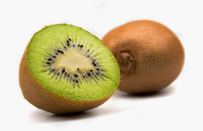 orang tertarik untuk buah Kiwi sebab warna hijau brilian dan rasa eksotis 14 Manfaat Buah Kiwi untuk Kesehatan