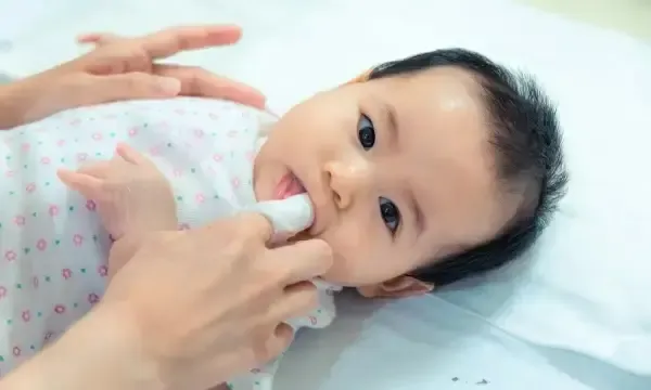 بياض اللسان عند الرضع