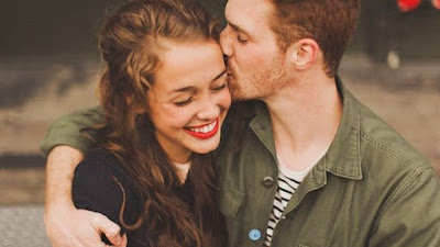 Ini Dia 8 Tanda Cewek Jatuh Cinta Sekali Terhadap Pasangannya