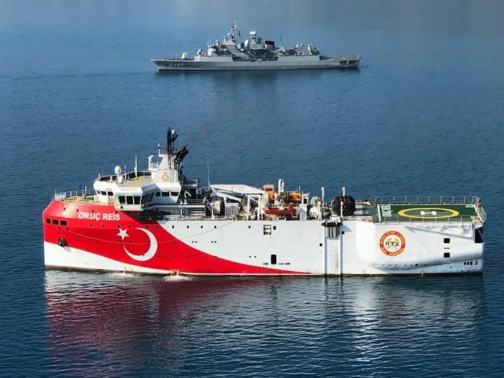 Πάλι στην ελληνική υφαλοκρηπίδα το Oruc Reis: Σε στενό κλοιό το έχουν οι ελληνικές δυνάμεις