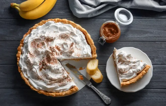 Banana and caramel cream pies