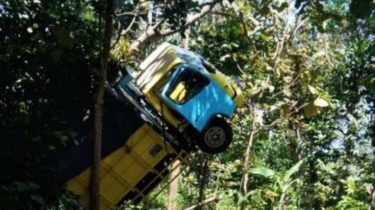 Saat Melintas Ditanjakan, Truk Pembawa Pakan Ayam Tergelincir