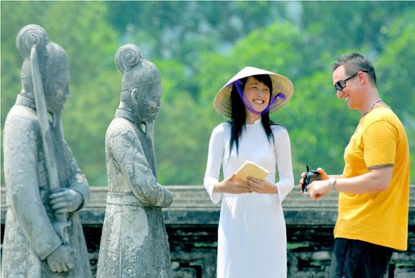 Hide a tour guide in hue danang vietnam