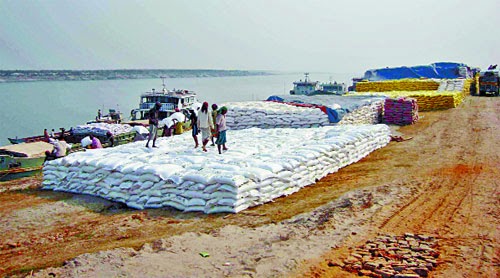 পরিবহন সঙ্কটে উত্তরাঞ্চলে সরবরাহ ব্যাহত- নগরবাড়ী ও বাঘাবাড়ী নৌবন্দরে সারের স্তূপ by শফিউল আযম