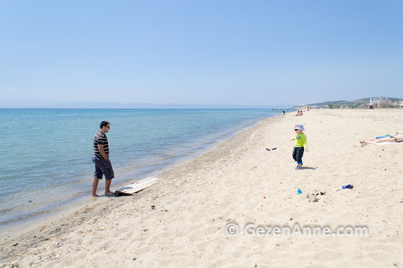 Ayvalık Sarımsaklı plajında çocuklarla oynarken