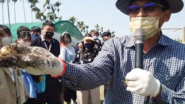 ▲劍門生態花果園休閒農場場主賴仲從堆肥挖出蝸牛、鍬形蟲的幼蟲「雞母蟲」，讓學生深刻記錄環境的特性，體驗友善食農教育的重要性。（記者林明佑攝）