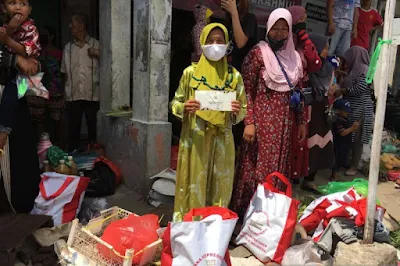 Masyarakat Sungai Duri, Kabupaten Bengkayang menunjukkan bantuan Presiden.