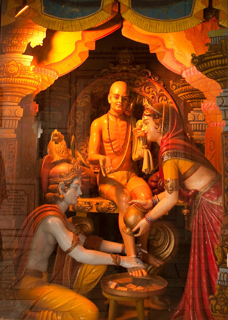 krishna cleans sudama's feet with his own hands