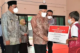 Ma'ruf Amin Berikan Bantuan Sosial untuk Masyarakat di Banjarbaru