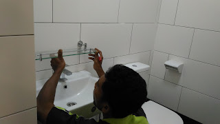 Warih Homestay : Memasang Rak Toiletries