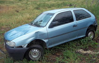 Carro capota próximo a Mairi