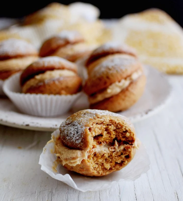 Bocaditos de calabaza o whoopie pies, se puede apreciar la textura de la galleta y el relleno de queso crema