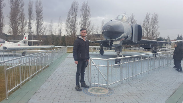 Harun İstenci Eskişehir Sazova'da McDonnell Douglas F-4 Phantom II önünde. Tepebaşı,Eskişehir - Ocak 2019