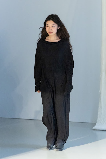 Ruohan Wang, la créatrice de mode et artiste à la Fashion Week parisienne