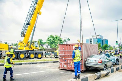 Container Falls On Multiple Vehicles In Lagos , 9 People Rescued ( Photos )