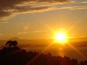 EL SOL, LA TIERRA Y LA LUNA El Sol. El Sol es una estrella que nos da luz (elsol )