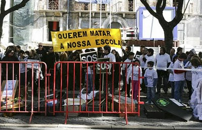  ...) como toda profissão, o magistério é um ato político porque se realiza no contexto das relações sociais onde se manifestam os interesses das classes sociais. O compromisso ético-político é uma tomada de posição frente aos interesses sociais em jogo na sociedade. - (1994, p. 47). José Carlos Libâneo Somos uma sociedade acostumada a atribuir a culpa, ou a encontrar quem errou quando algo vai mal. Existe manual infalível que ensine a ensinar o aluno a aprender? No Brasil, por cômputo de honrar acordos internacionais, devido a empréstimos feitos com a justificativa da necessidade de investimentos no sistema educacional, os governos estabeleceram reformas educacionais no Ensino Básico do setor público, com a preocupação de acatar as exigências de financiamentos externos para a educação. Portanto, os docentes não podem assumir, a culpa pela situação de crise vivida pelo sistema educacional. A intervenção do nosso sistema escolar está baseada em suposições que realmente indicam dificuldades, pois ditam como devemos nos comportar e executar o sistema educacional. Se fosse somente para passar informação, não necessitaríamos de instituições como as escolas. Informação, a mídia passa.  A crise da educação não é culpa de ninguém. Nem dos professores, nem dos administradores ou das diretorias das escolas. Essas hipóteses incorretas foram herdadas através dos anos e nós professores acreditamos que elas fazem parte do cotidiano escolar.Os professores ao longo do tempo, foram obrigados a ser executores de tarefas. Examinar essas questões com criticidade, nos dá a oportunidade real para algumas mudanças significativas.  “As reformas presentes, no plano do discurso, exigem descentralização e flexibilidade, mas as práticas institucionais ainda se vêem obrigadas a acontecerem dentro de um panorama de imobilismo e de travas burocráticas.” (Edson do Carmo Inforsato).  Segundo Silva (1996, p. 47,48): (...) a escola pública, em nosso país identificada com a escola estatal, tem como elemento definidor mais importante o fato de ser primeiramente “escola” e posteriormente “pública”; em outras palavras, não é o público que lhe dá o toque essencial, mas o ser escola. (...) a escola pública será aquela que está a serviço dos interesses autênticos da população”.