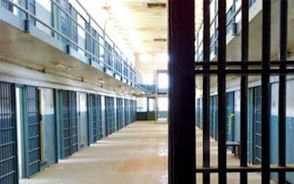Σκόπευαν να... εκσφενδονίσουν ναρκωτικά στις φυλακές