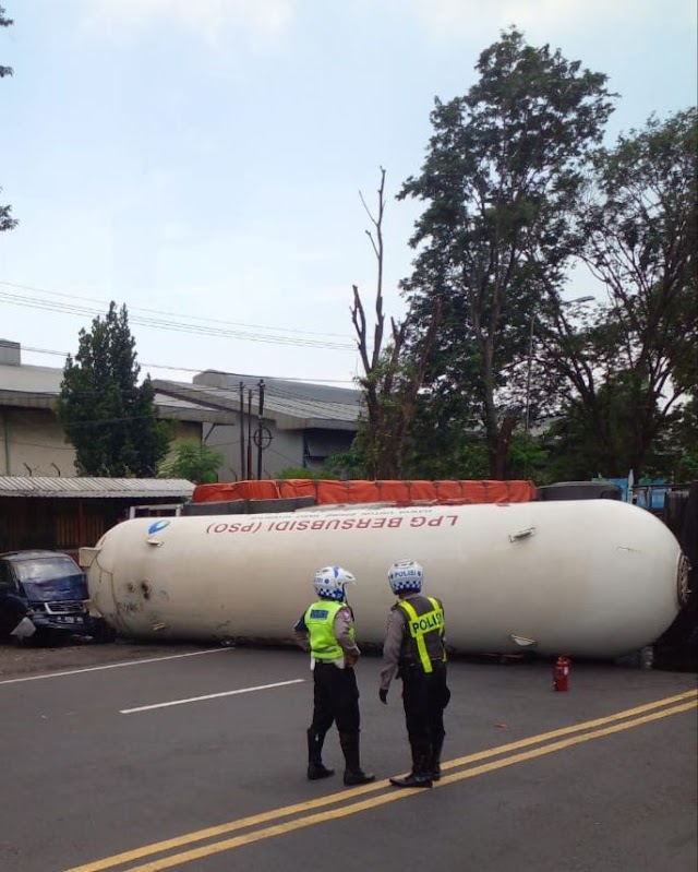 Truk Tangki LPG Bersubsidi Terguling di Raya Mojokerto - Surabaya