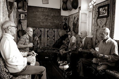 EN EL CAFÉ DE ABDELMAJID TZIRRI