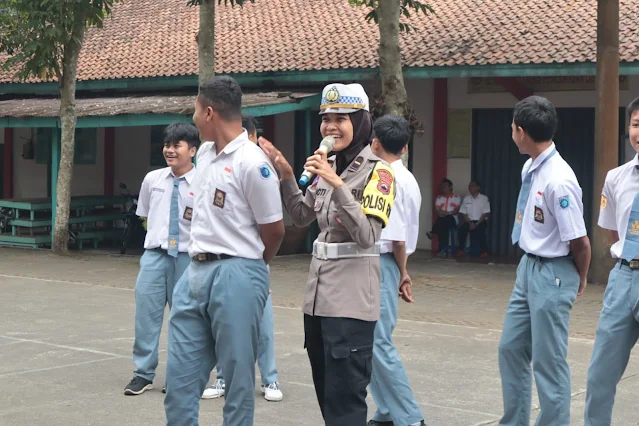 Sambut Hari Jadi Ke 75 ,Polwan Polresta Banyumas Goes To School