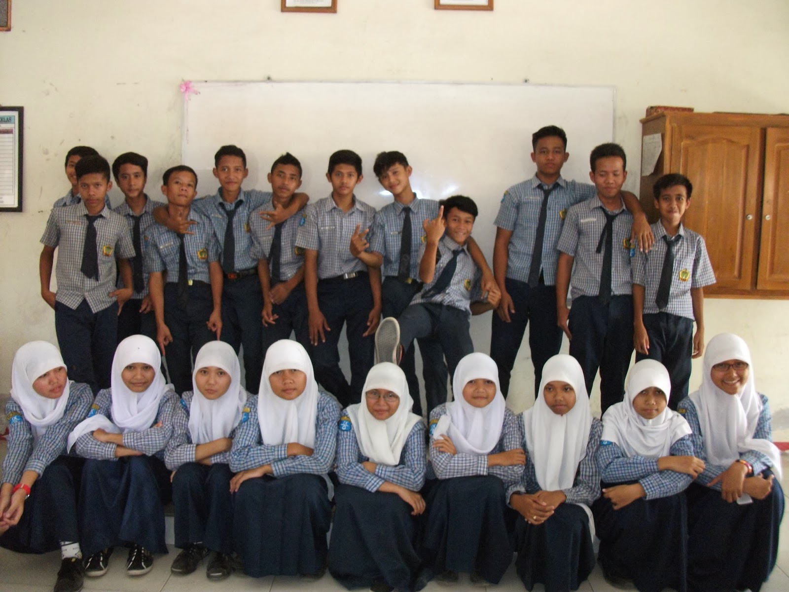 KABAR SMP 2 KUTOWINANGUN: GALERI FOTO KELAS 9H 2013-2014 