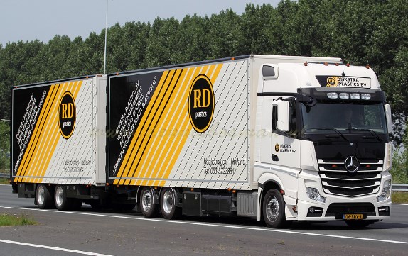 gambar truk gandeng Mercedes Benz Actros RD