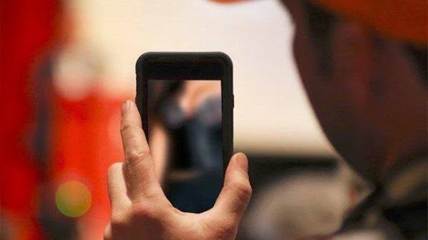 Hape Hilang, Foto-foto Istri Pak Kades Tanpa Sehelai Benang Tersebar di Medsos 