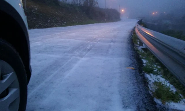 Peligrosas las carreteras cortadas a la cumbre Gran Canaria por el hielo